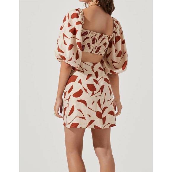 NEW ASTR heather abstract print cutout bubble sleeve mini dress in rust abstract - Picture 2 of 4